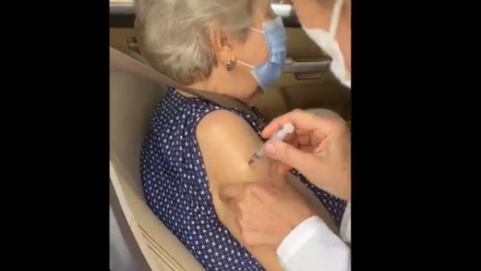 Em Goiânia, técnica finge vacinar idosa, mas não injeta imunizante (vídeo)