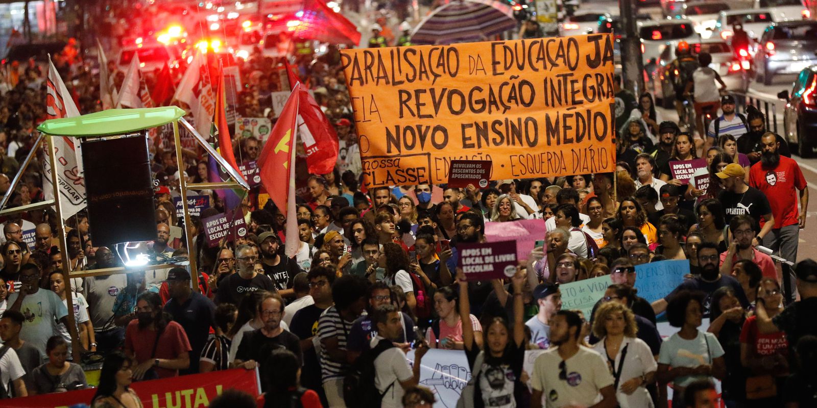 Professores e alunos fazem manifestação em SP contra novo ensino médio
