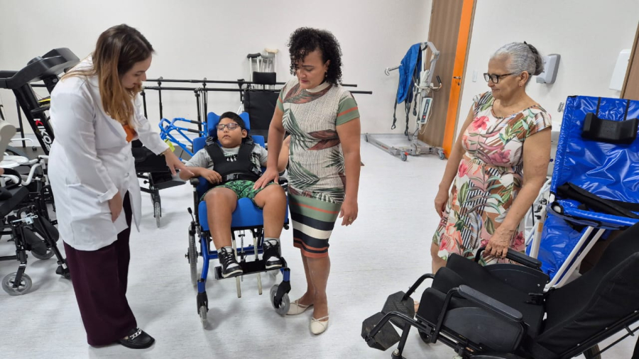 Sílvia Cristina assegura entrega de cadeiras de rodas a pacientes do Centro de Reabilitação Dream da Amazônia 