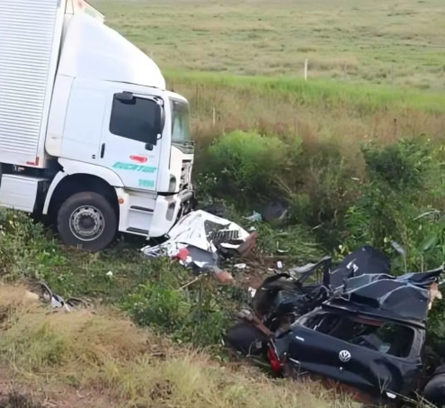 Homens morrem após carro de passeio bater de frente com caminhão na MT-246 