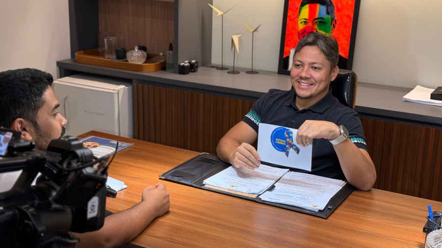 Vereador Zé Paroca recebe imprensa para falar do projeto de lei que cria o adesivo para carros com a identificação da pessoa autista