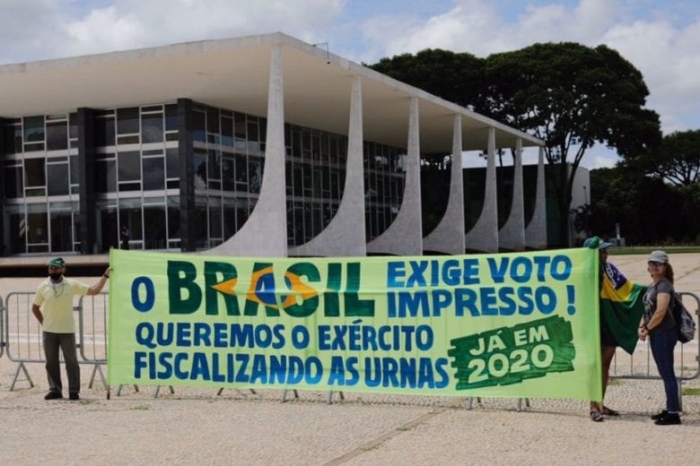 Bolsonaro promete voto impresso a apoiadores que ficam em frente ao Palácio do Planalto