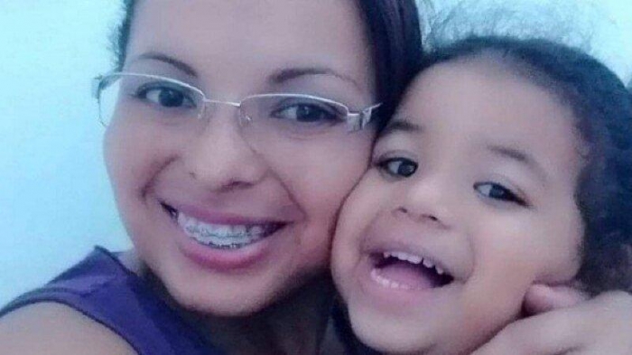 Mãe mata filha de 5 anos, arranca olhos e língua com tesoura